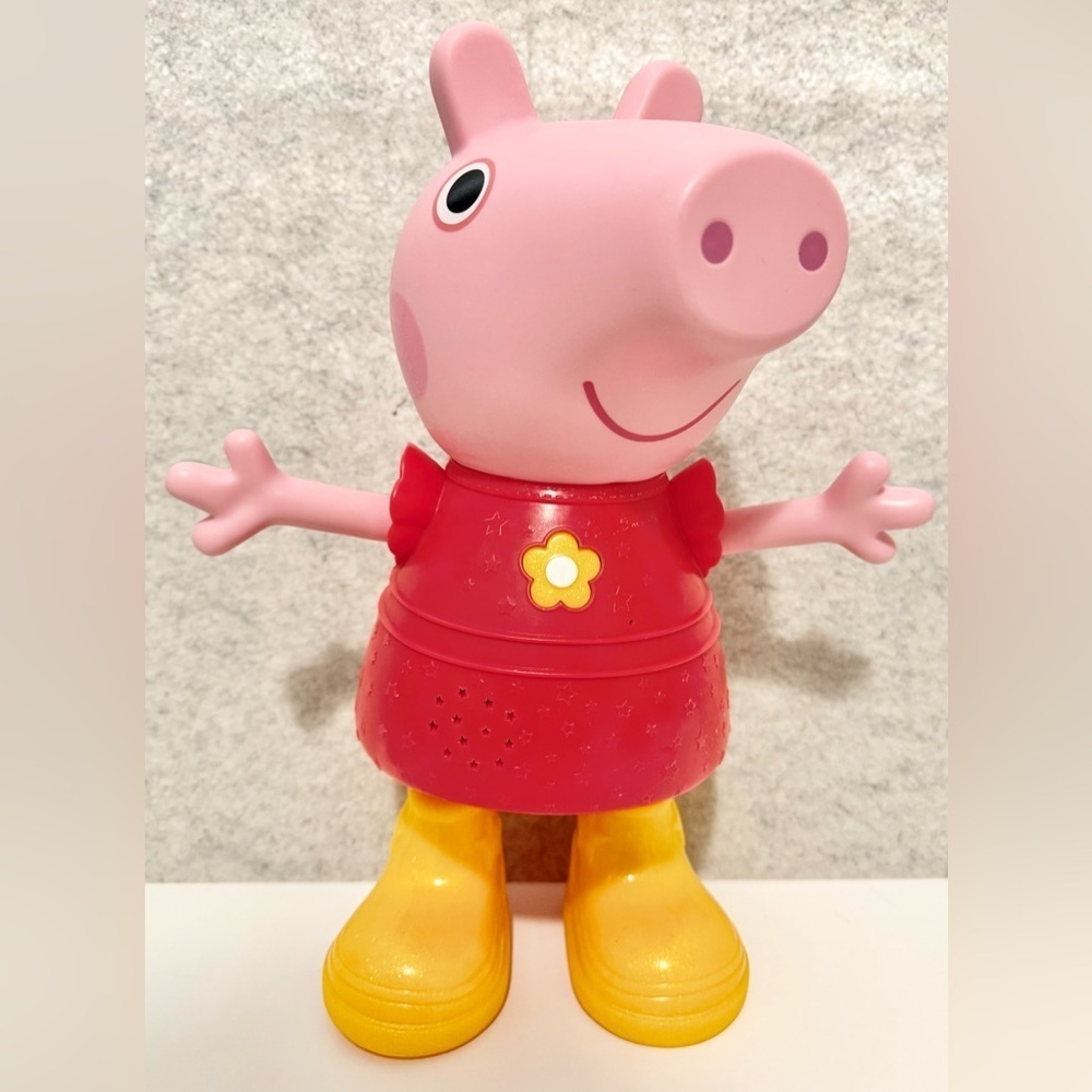 Hasbro Peppa Pig Peppa's Muddy Puddles Party interactive doll.